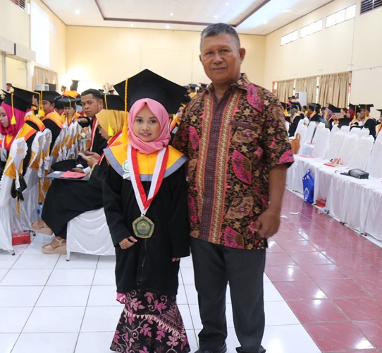 Dewi J. Jamalu, Wisudawati Bertubuh Kecil
