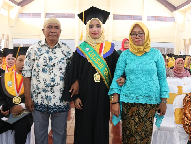 Bayar Kuliah Pakai Tabungan Sendiri, Rabiah Akhirnya Jadi Wisudawati Terbaik