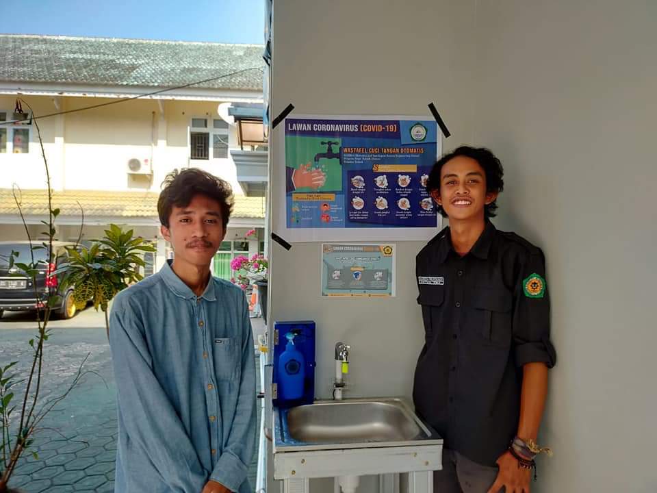 Mahasiswa Fakultas Teknik Unkhair Sumbang Tempat Cuci Tangan Otomatis Ke RSUD
