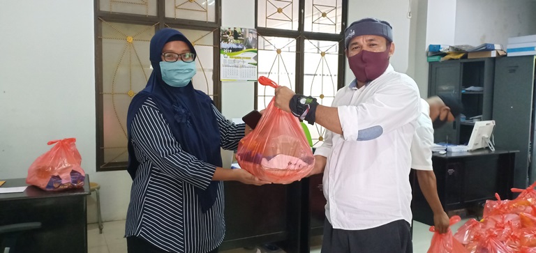 Gerakan Tendik Peduli, Berbagi Sembako Untuk Tenaga Kependidikan Unkhair