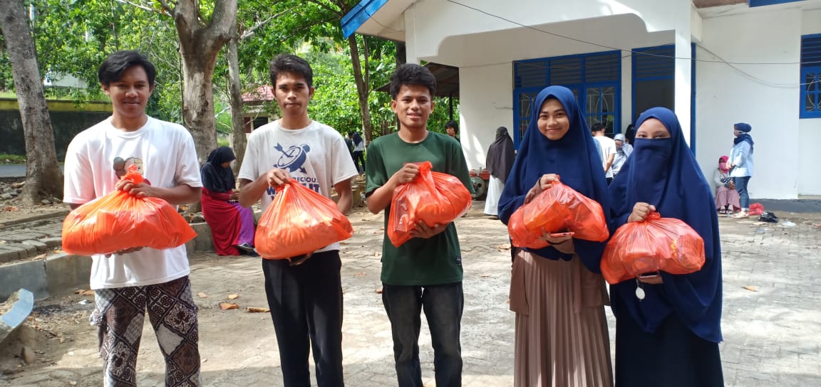 Unkhair Salurkan Paket Sembako Kepada Mahasiswa