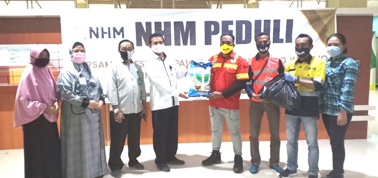 PT. NHM Salurkan 100 Paket Sembako Ke Mahasiswa Unkhair