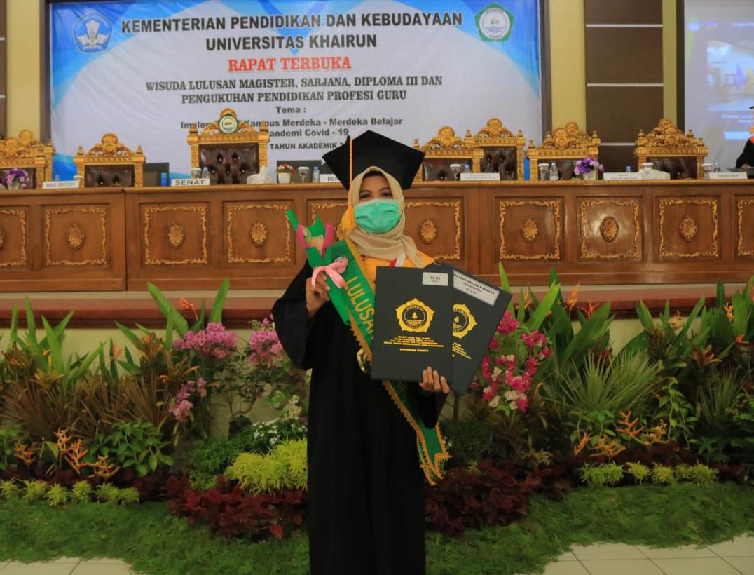 Vian Maulia, Wisudawati Terbaik  Persembahkan Toga Wisuda Untuk Ibu Tercinta