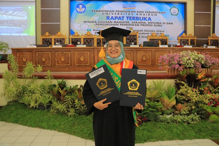 Ainur Rohmah Widyaningsih, Anak Seorang Montir Lulus Sebagai Wisudawati Terbaik