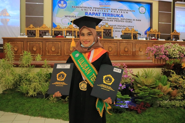 Sri Wahyuni, Anak Petani Jadi Wisudawati Terbaik