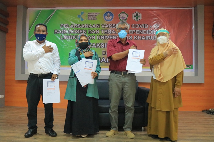 Dosen dan Tendik Unkhair Mulai Divaksin Covid-19