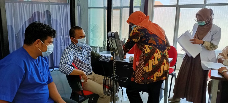 Vaksinasi Berjalan Lancar, Rektor Ucapkan Terima Kasih Kepada Tim Medis Puskesmas Gambesi