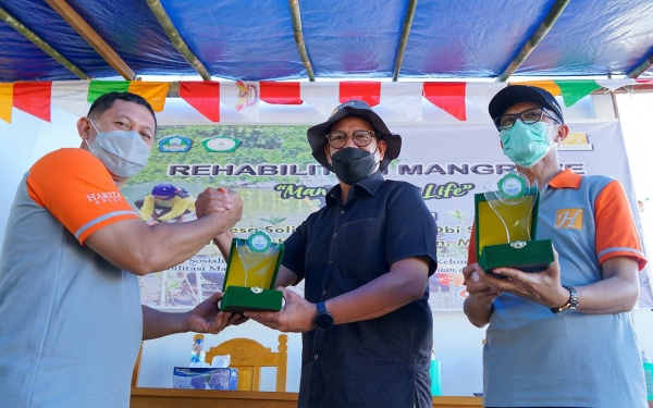 Kerjasama Antara Unkhair dan Harita Nickel di Tandai Dengan Penanaman Mangrove
