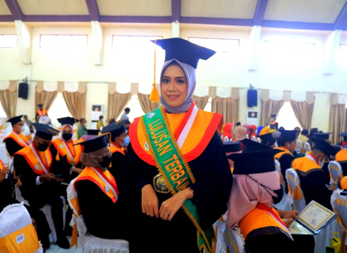 Mardania Gajali Juara Putri Kampus Lulus dengan Predikat Cumlaude