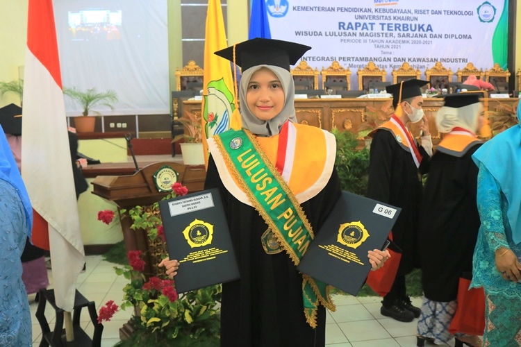 Novel Membawa Fatimah Menjadi Wisudawati Terbaik