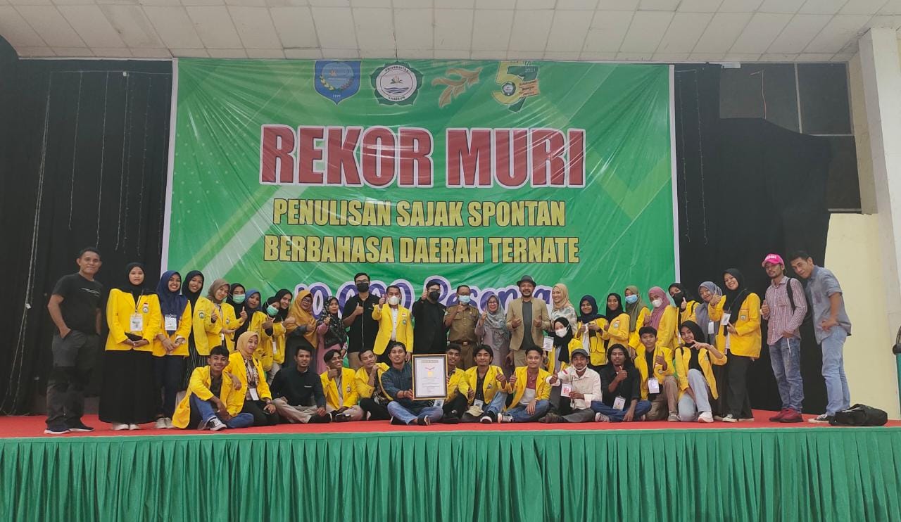 Mahasiswa Unkhair Bersama Siswa SMP Se Kota Ternate Pecahkan Rekor Muri Sebagai Peserta Terbanyak Penulisan Sajak Spontan Berbahasa Ternate