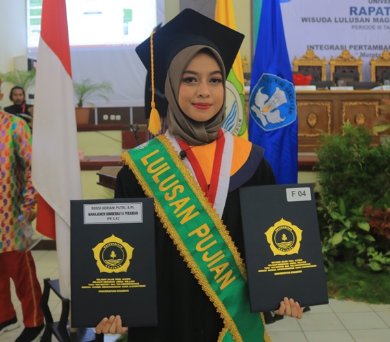 Rossi, Asisten Dosen Jadi Wisudawati Terbaik