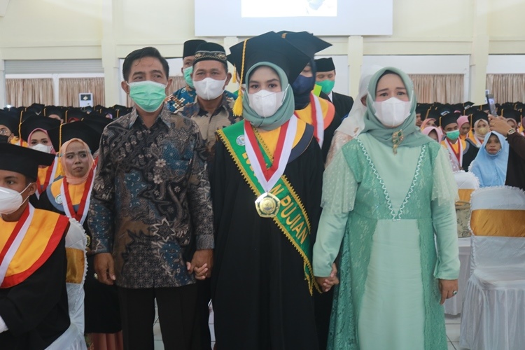 Ombak Besar Tak Menghalangi Firja Hasanah Nabila Jadi Wisudawati Terbaik