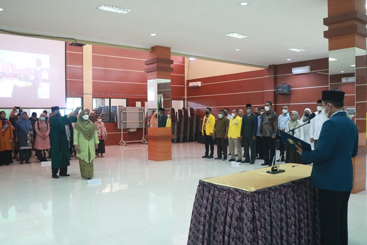 Rektor Lantik Nurprihatina Hasan sebagai Dekan Fakultas Ilmu Budaya