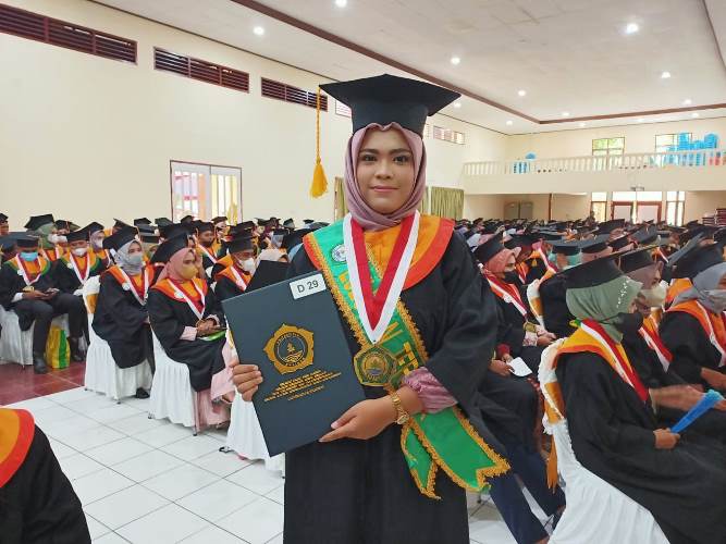 Endah Tri Widiastuti Wisudawati dengan Predikat Cumlaude