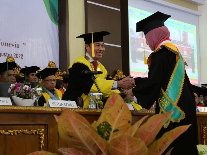 Rektor Unkhair Mewisuda 655 Wisudawan Pada Wisuda Periode II Tahun 2022
