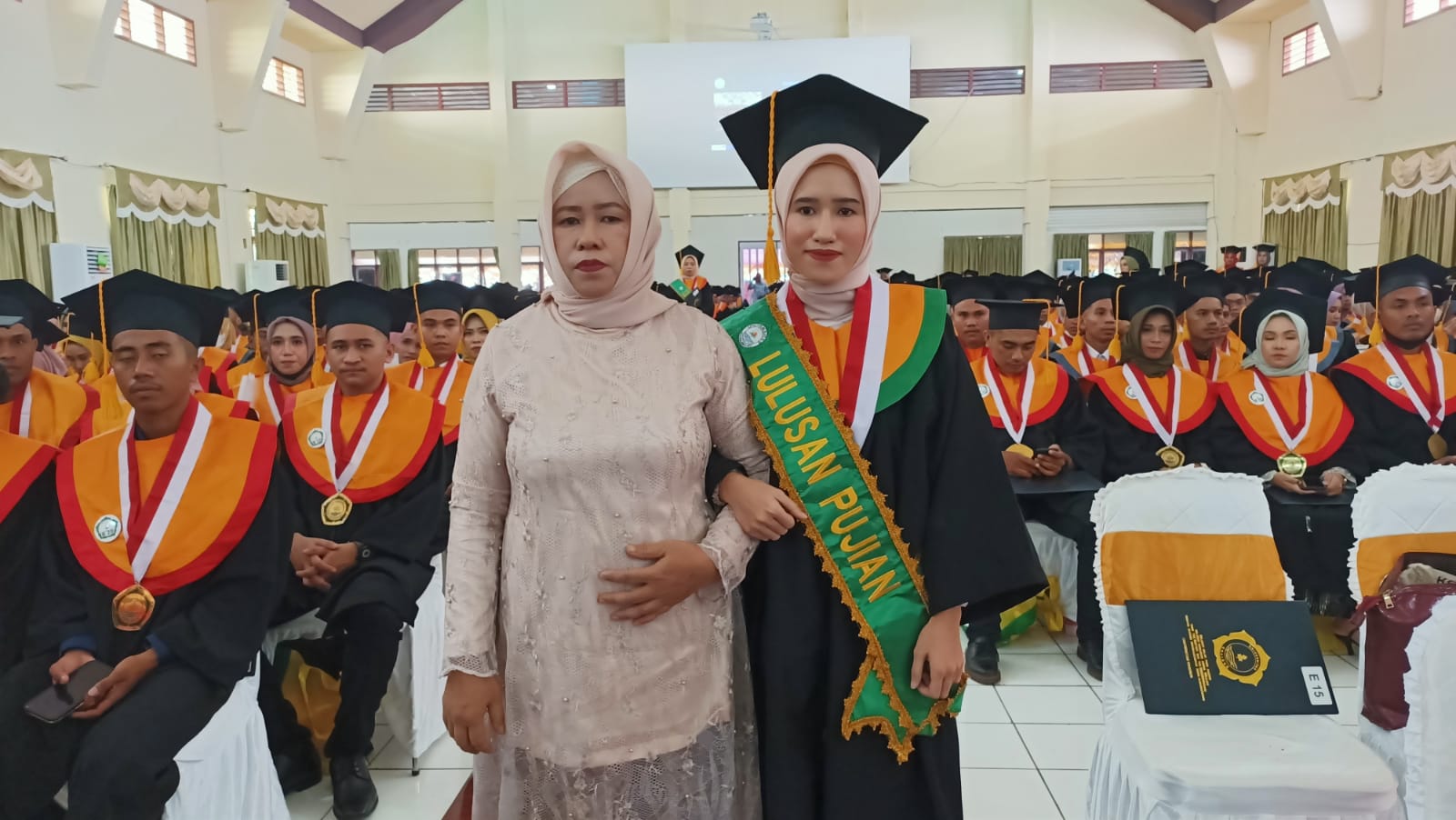 Nur Syafira Rahmadani  Anak Seorang Penjahit Lulus Sebagai  Wisudawati Terbaik