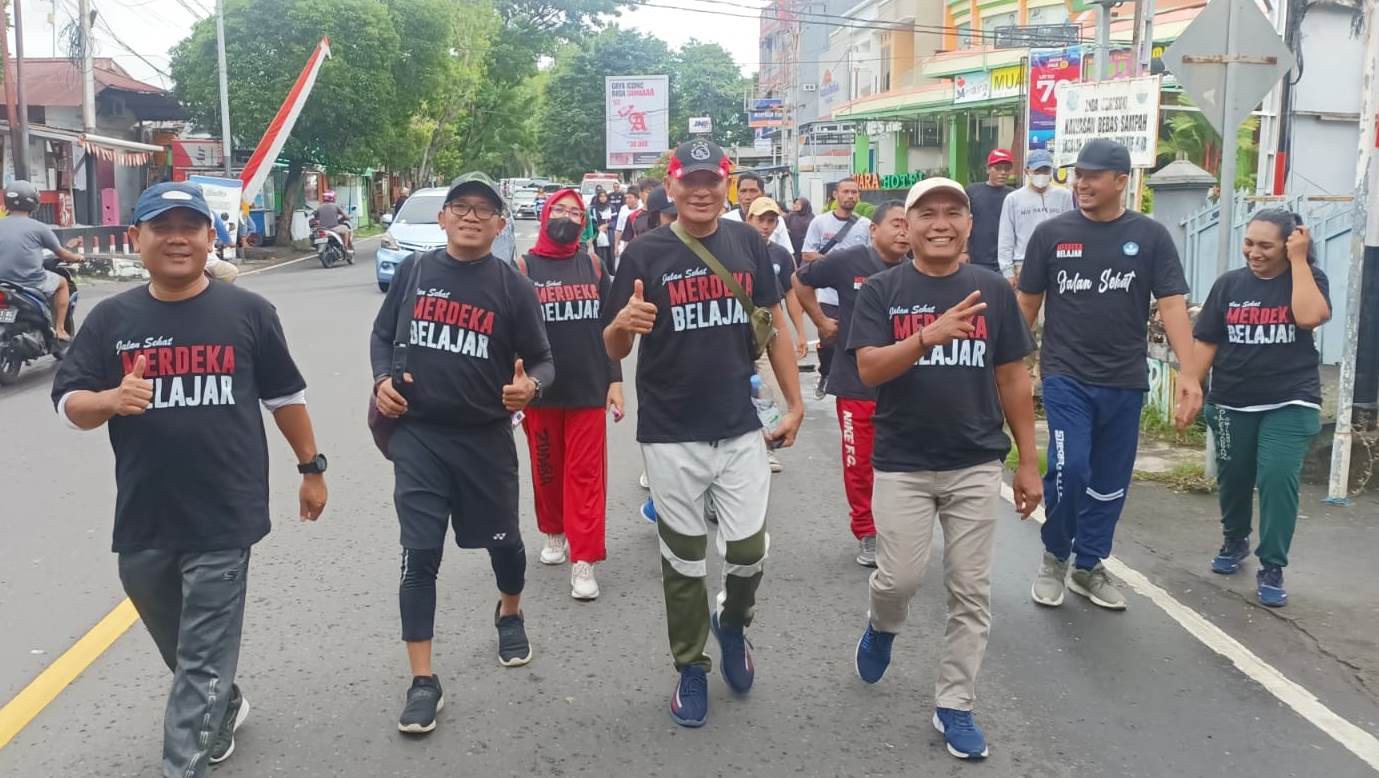 Sambut Bulan Merdeka Belajar, Sivitas Unkhair Jalan Sehat