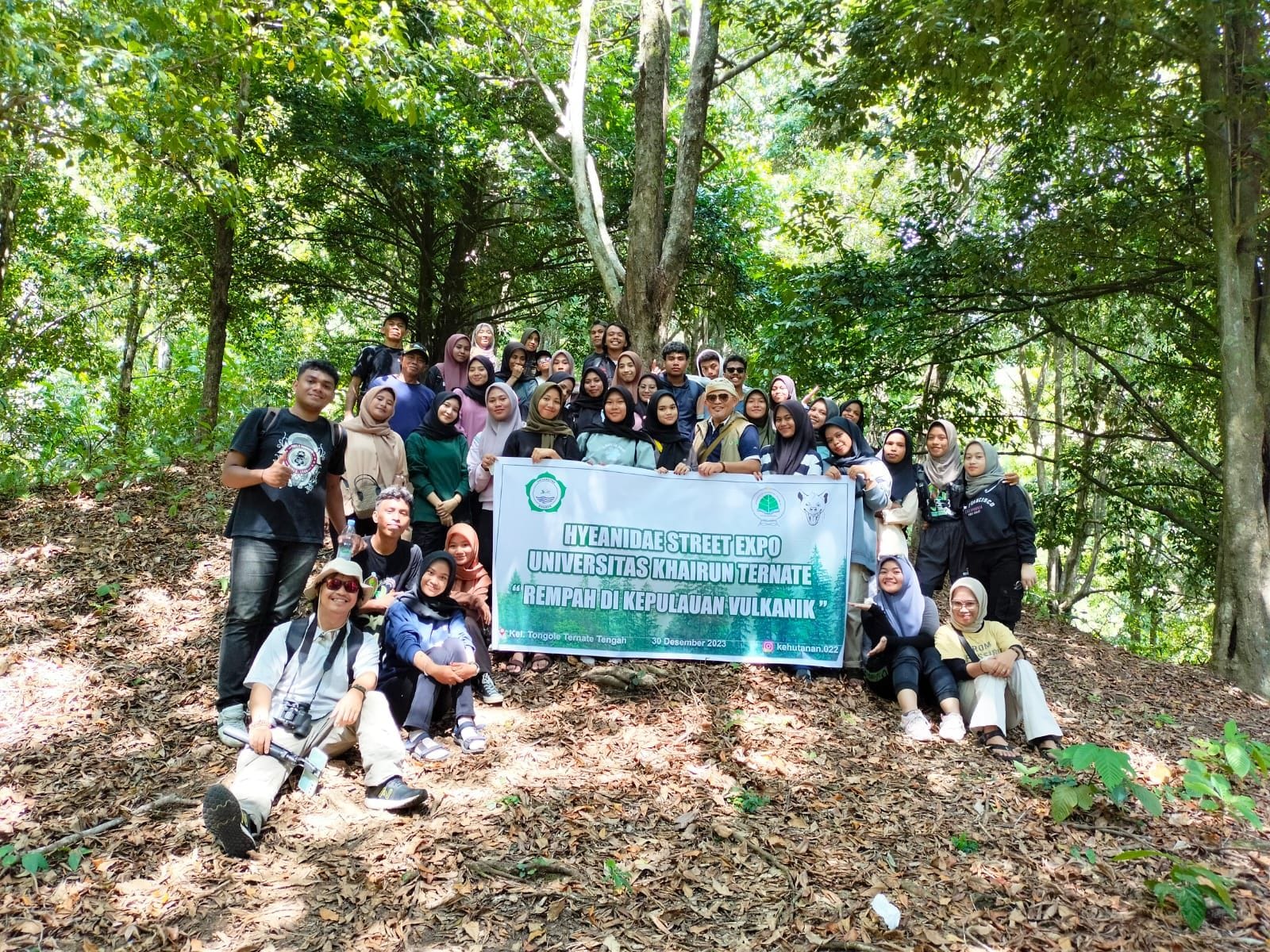 Mahasiswa Prodi Kehutanan Unkhair dengan FKDAS MKR  Provinsi Maluku Utara, Menanam di Tongole