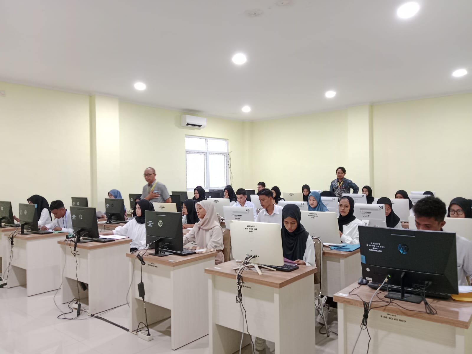 Rektor Unkhair Tinjau Pelaksanaan UTBK Hari Pertama