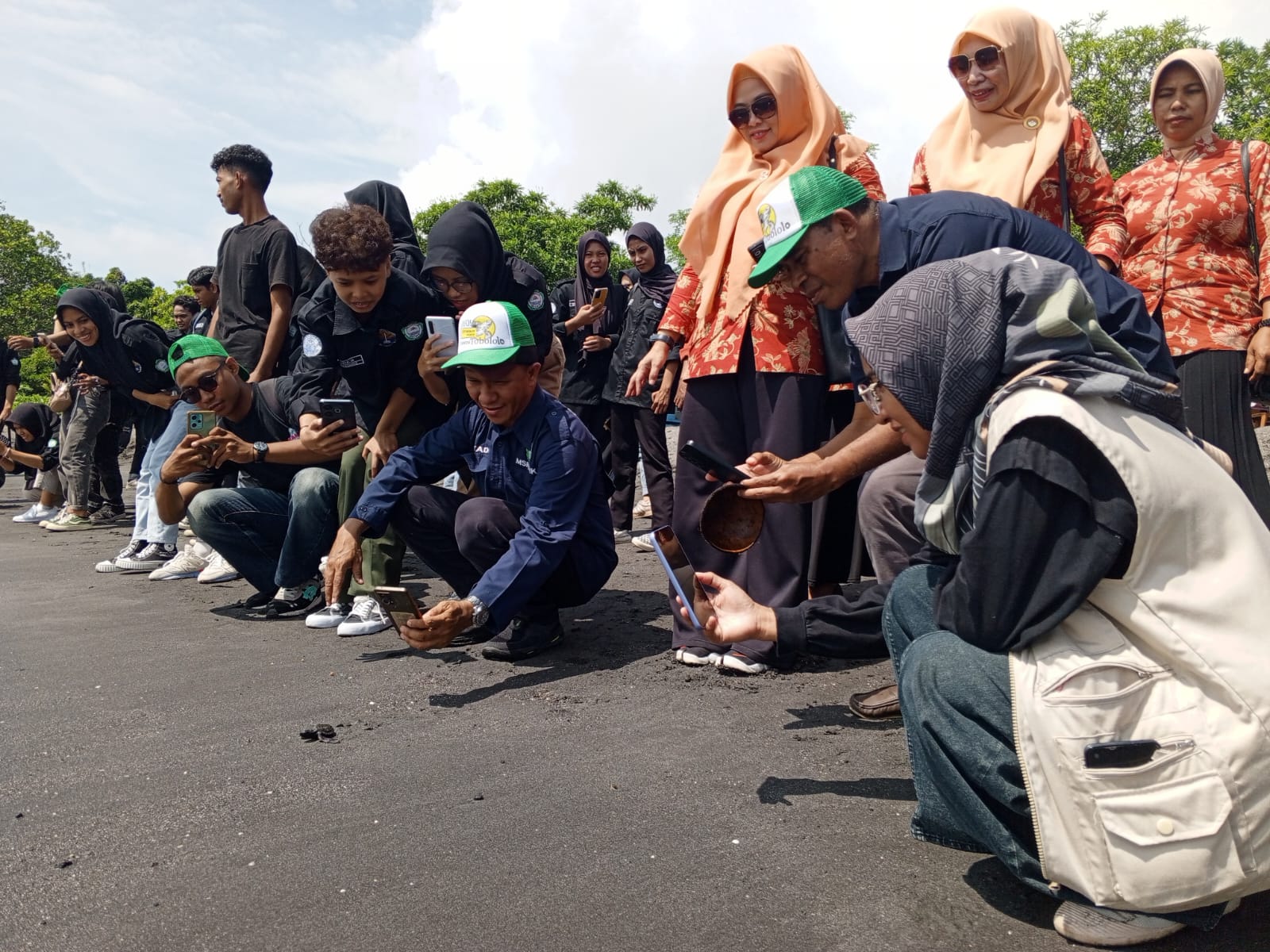 Dekan FPIK Unkhair, Lepas Tukik (Anak Penyu) di Pantai Tobololo Dalam Peringatan Hari Lingkungan