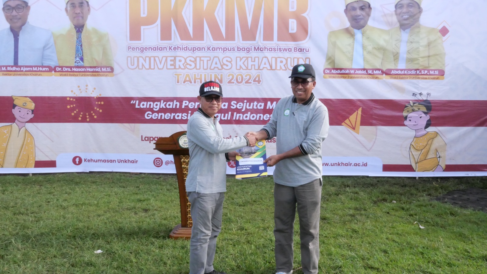 Penyerahan Mahasiswa Baru Oleh Warek I Unkhair di Hari Pertama Pelaksanaan PKKMB 2024