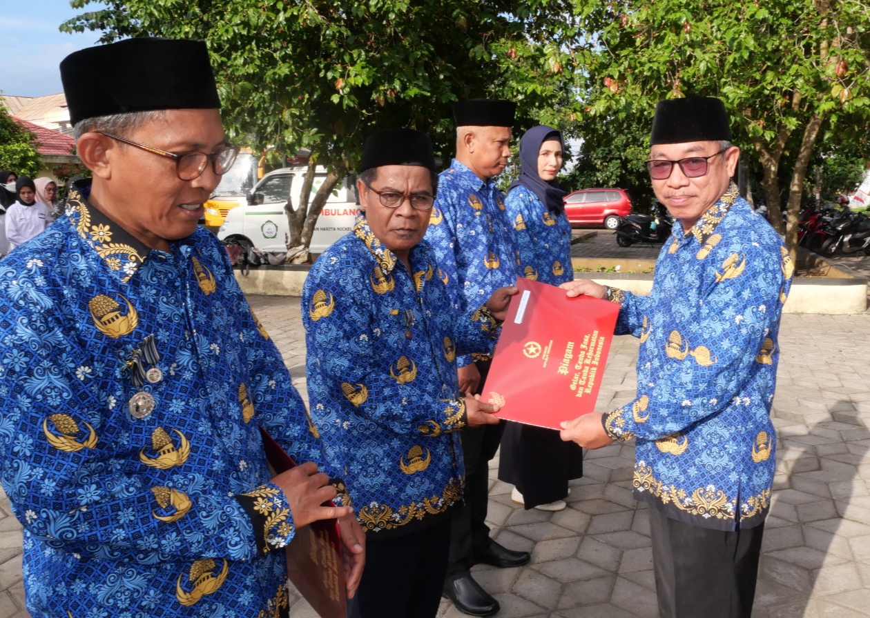 20 ASN Unkhair Terima Tanda Kehormatan Satyalancana dari Presiden RI Pada Upacara 17 Agustus
