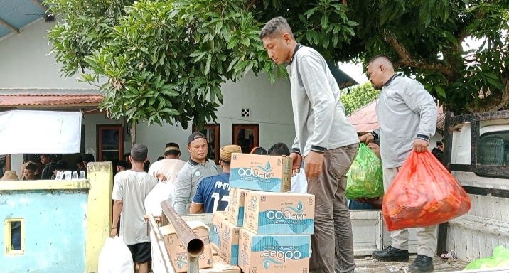 Peserta PKKMB Unkhair Bantu Korban Banjir Bandang di Kelurahan Rua