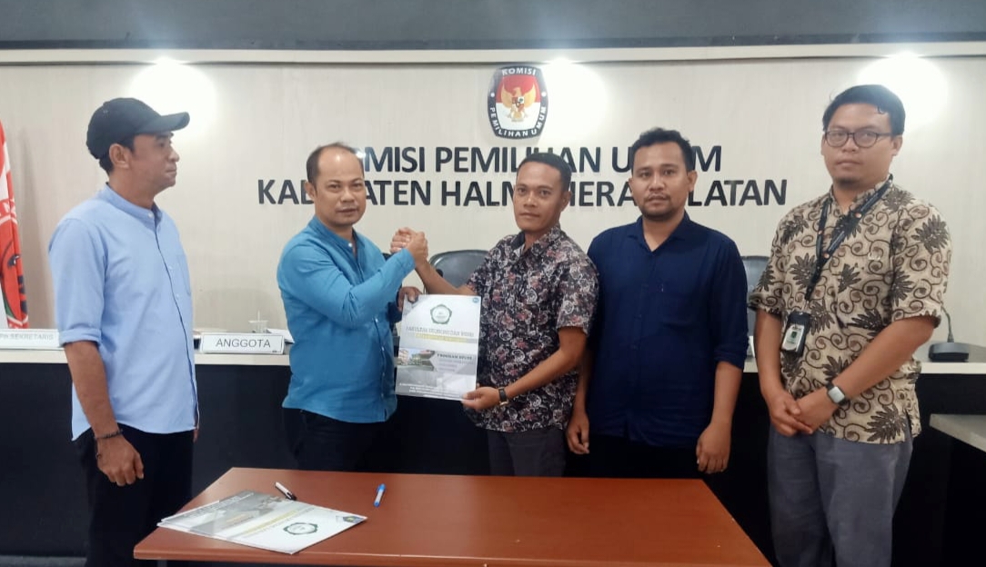 Gugus Tugas MBKM FEB Unkhair Serahkan 16 Mahasiswa Magang di KPU Halsel