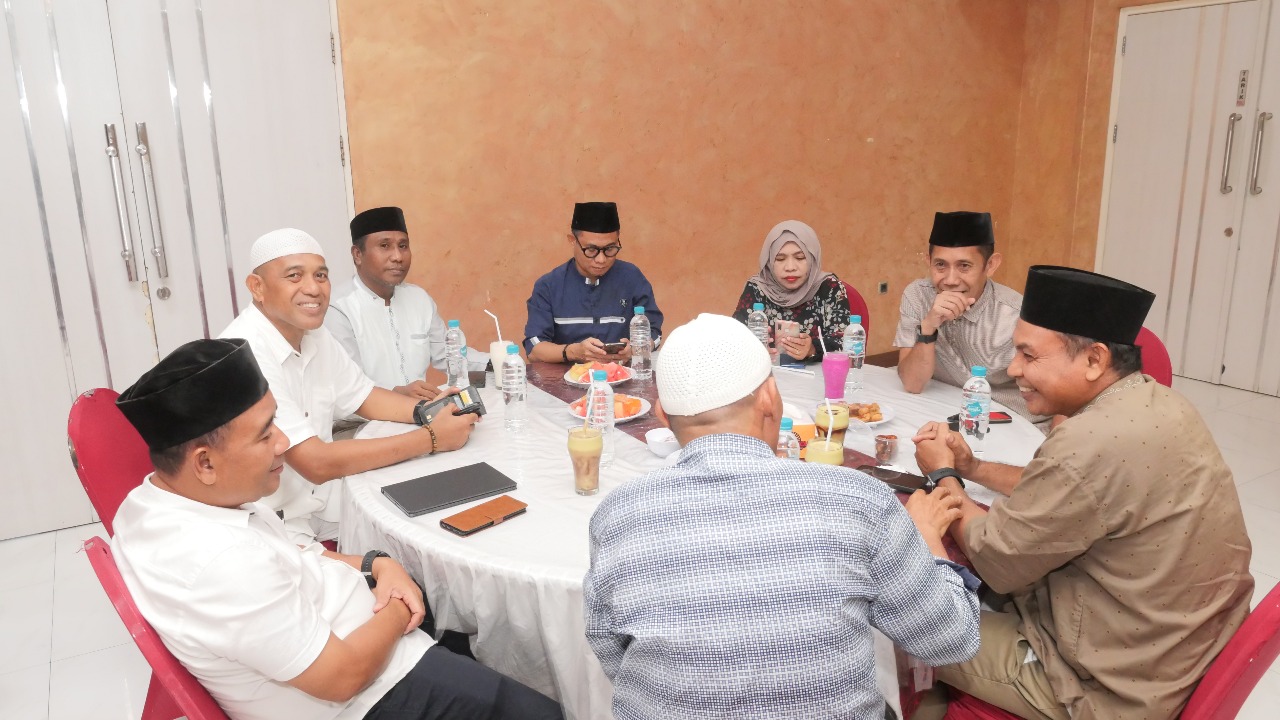 Pererat Silaturahmi, Rektor Unkhair Hadiri Bukber di Royal' Resto Ternate