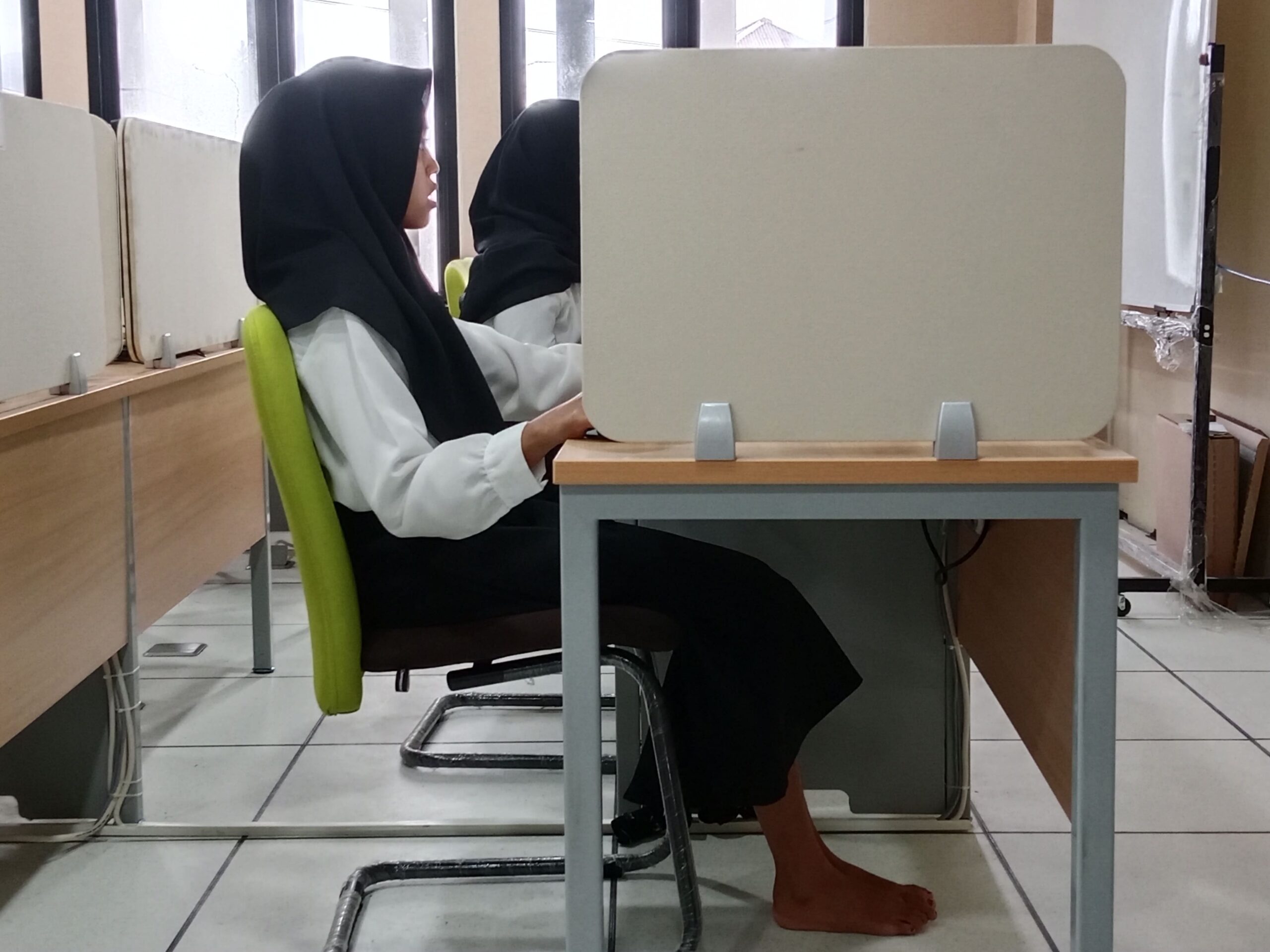 Cegah Kecurangan, Peserta UTBK-SNBT Unkhair Diminta Lepas Sepatu Sebelum Ujian