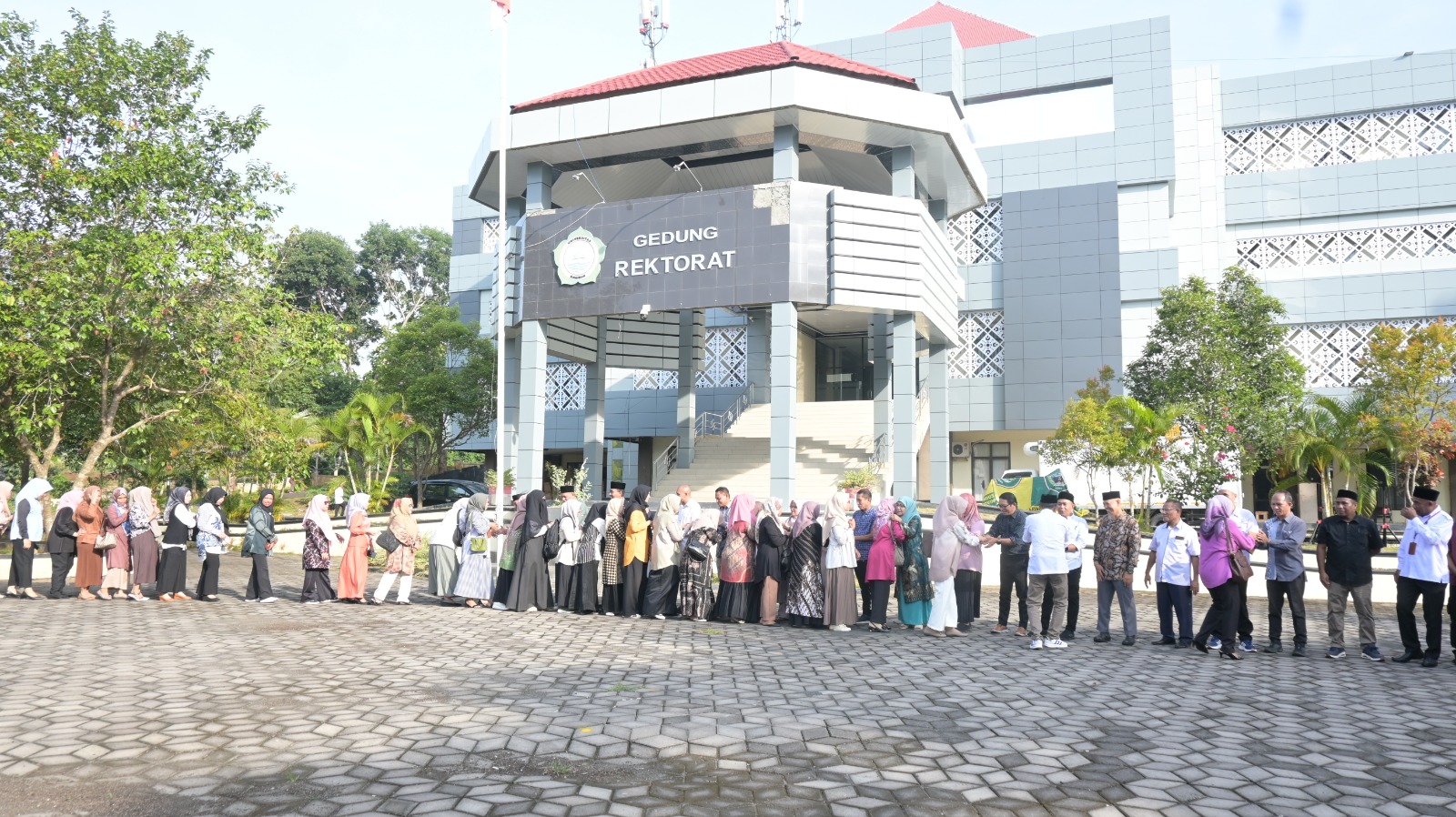 Hari Pertama Masuk Kerja Usai Libur Lebaran, Rektor Unkhair Gelar Halal Bihalal