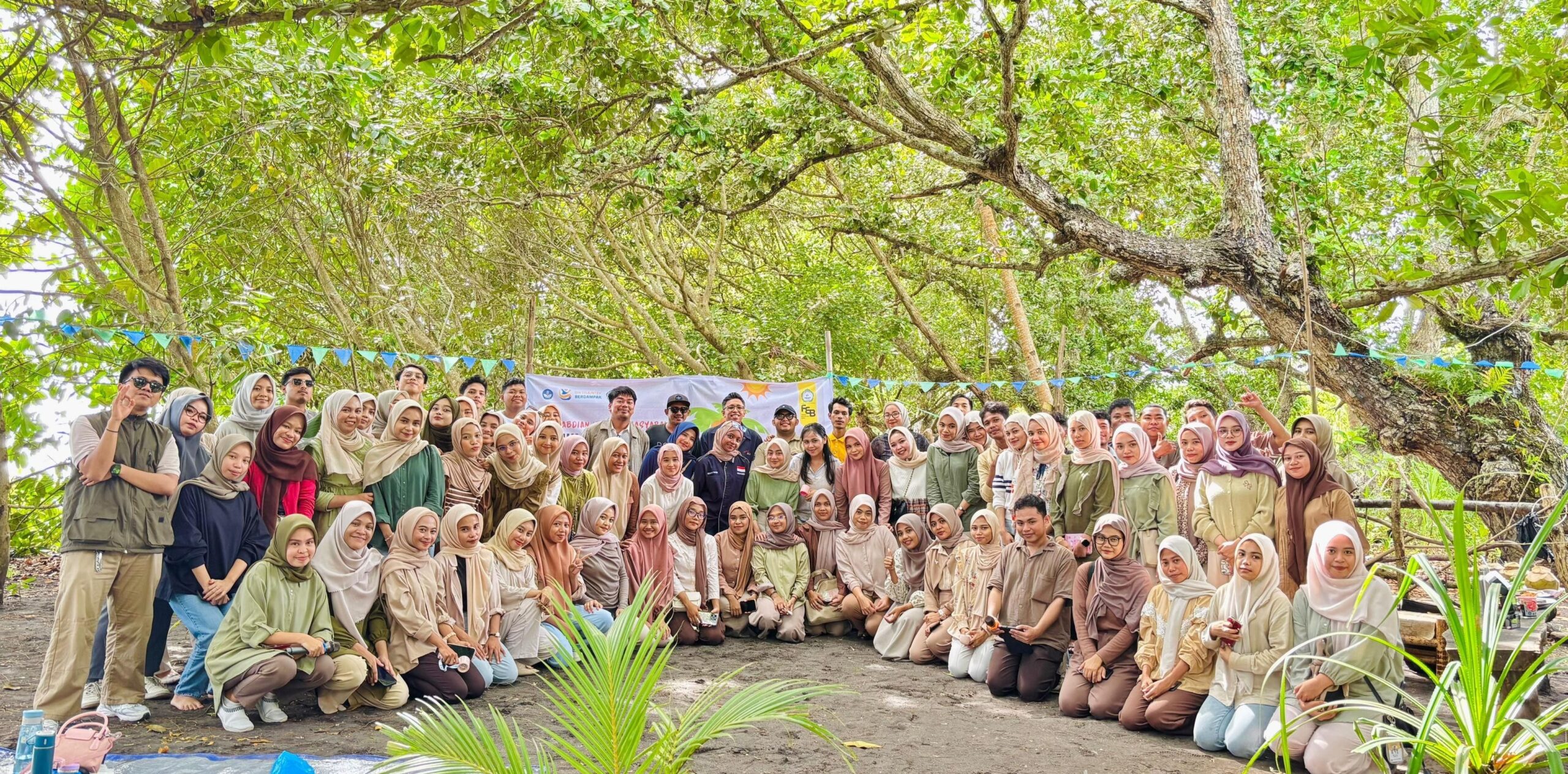 FEB Unkhair Dorong Aksi Nyata Pariwisata Berkelanjutan di Pantai Kastela