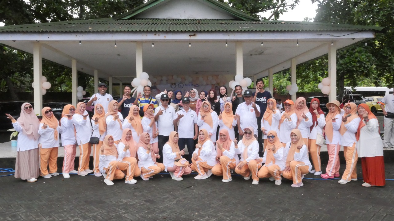 Eratkan Silaturahmi, DWP Unkhair Gelar Family Gathering di Pantai Sulamadaha