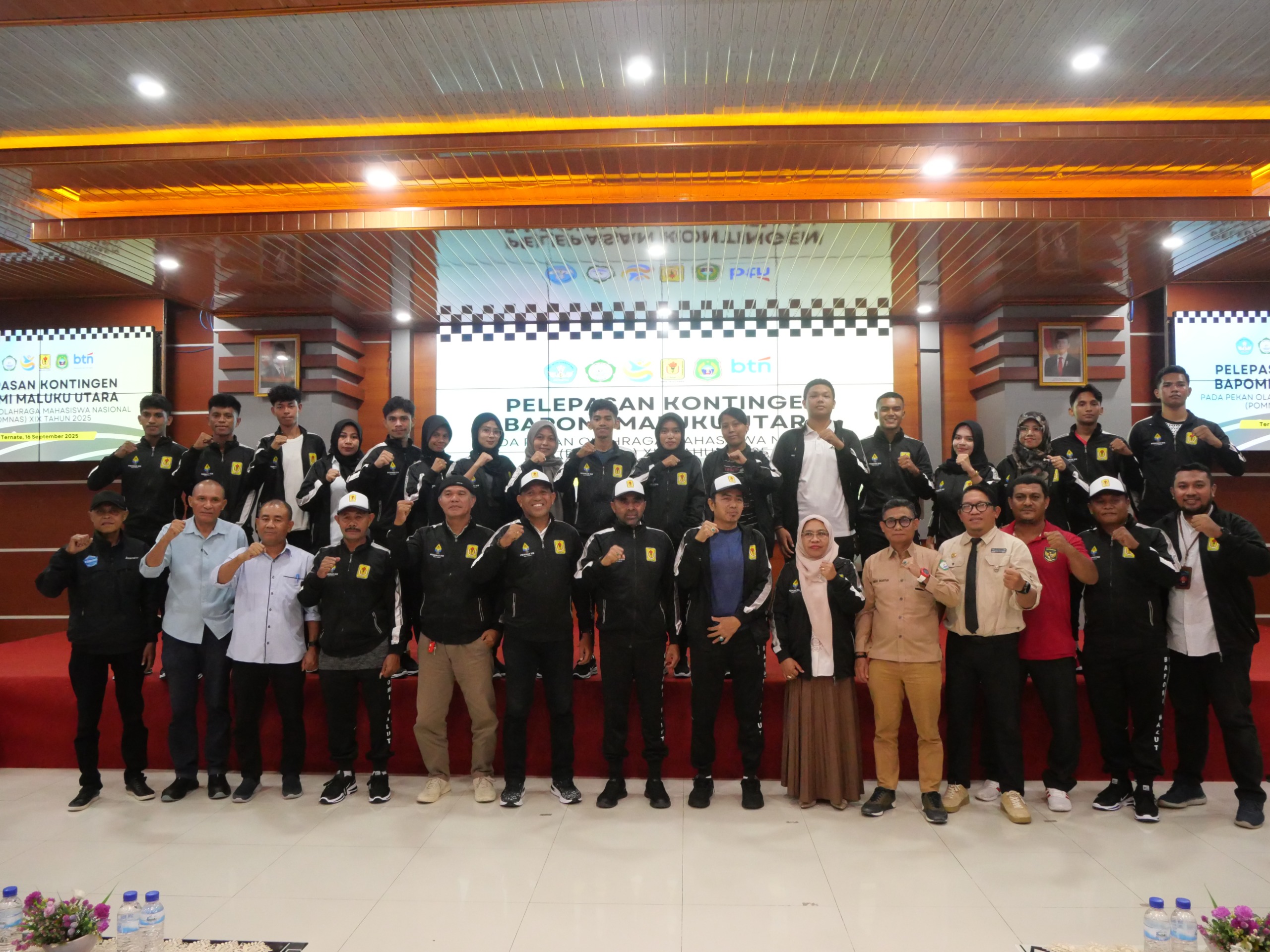 Wakil Rektor III Unkhair Lepas 16 Atlet Maluku Utara ke POMNAS Ke-XIX 2025