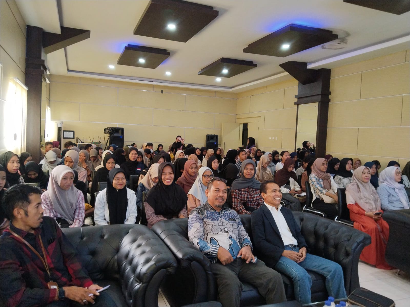 Prof. Gufran Bedah Buku “Pembelajaran Efektif Menulis Bahasa Inggris Melalui Feedback," Karya Dosen FKIP Unkhair