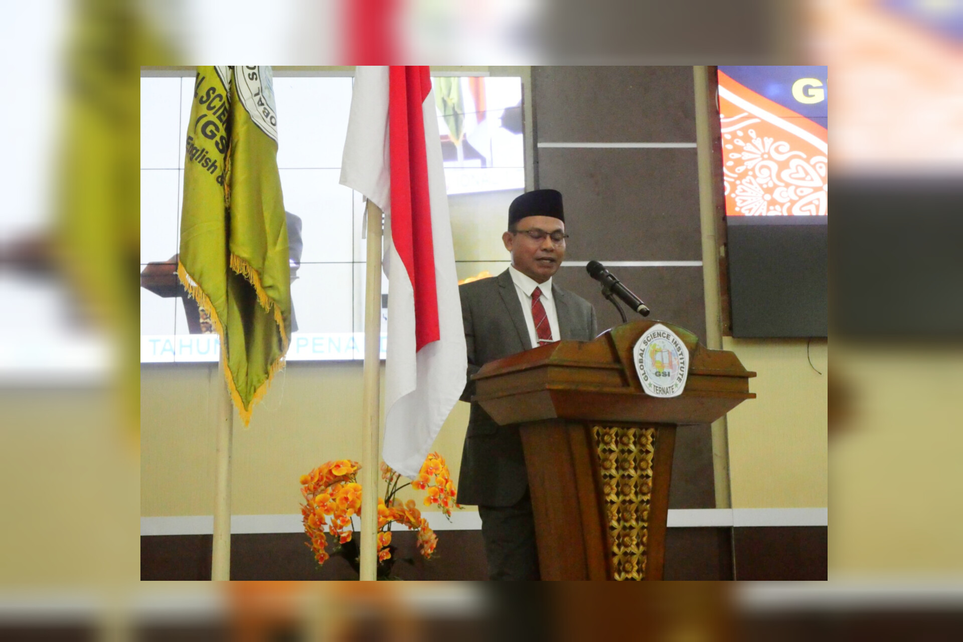 Rektor Unkhair Orasi Ilmiah dan Teken MoU di Wisuda GSI Ternate
