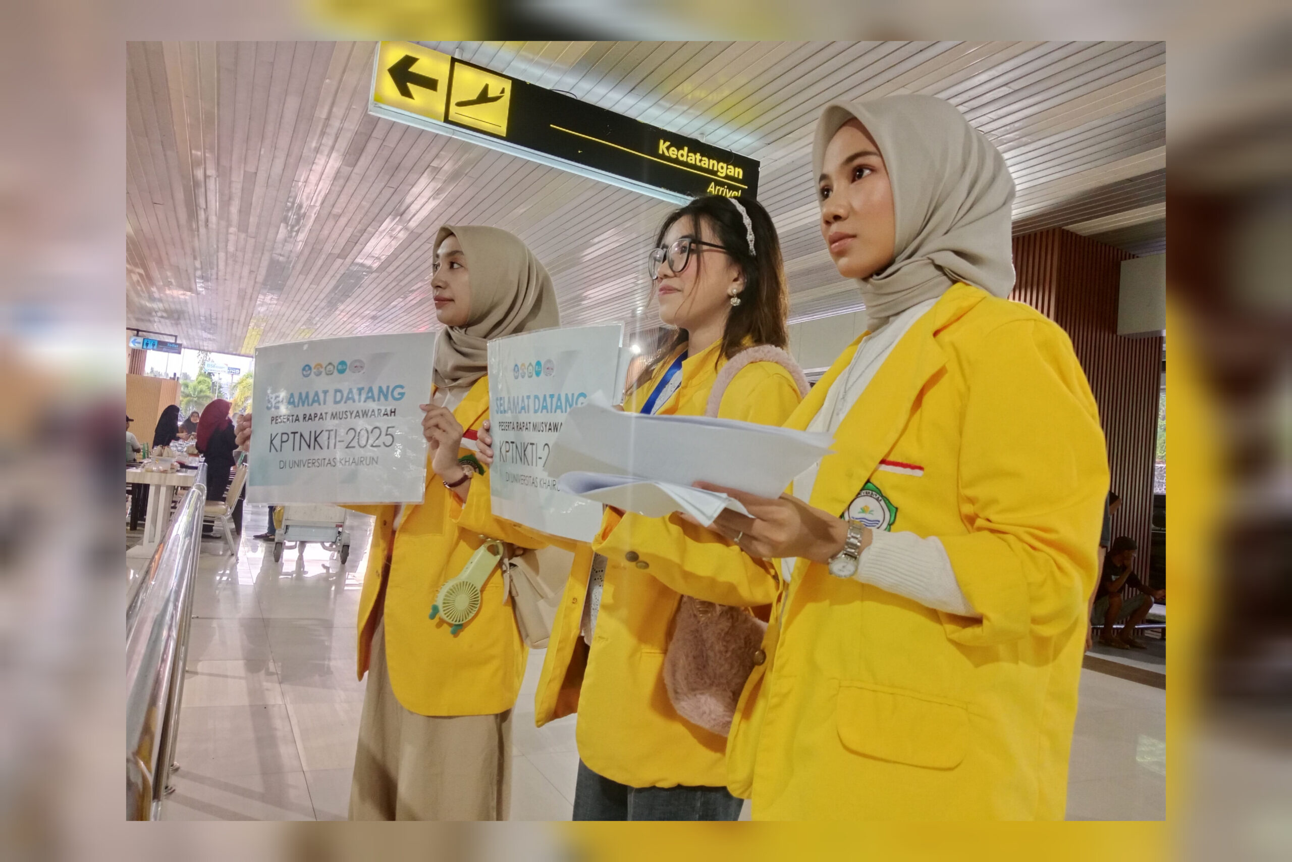 Mahasiswa Berprestasi Unkhair Jemput 43 Rektor PTN di Bandara Babullah, Tunjukkan Keramahan Maluku Utara