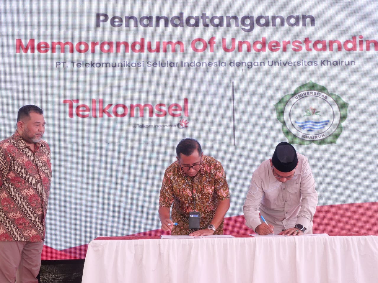 Dukung Program Magang Berdampak dan Penguatan SDM Digital, Rektor Unkhair Teken MoU dengan PT. Telkomsel