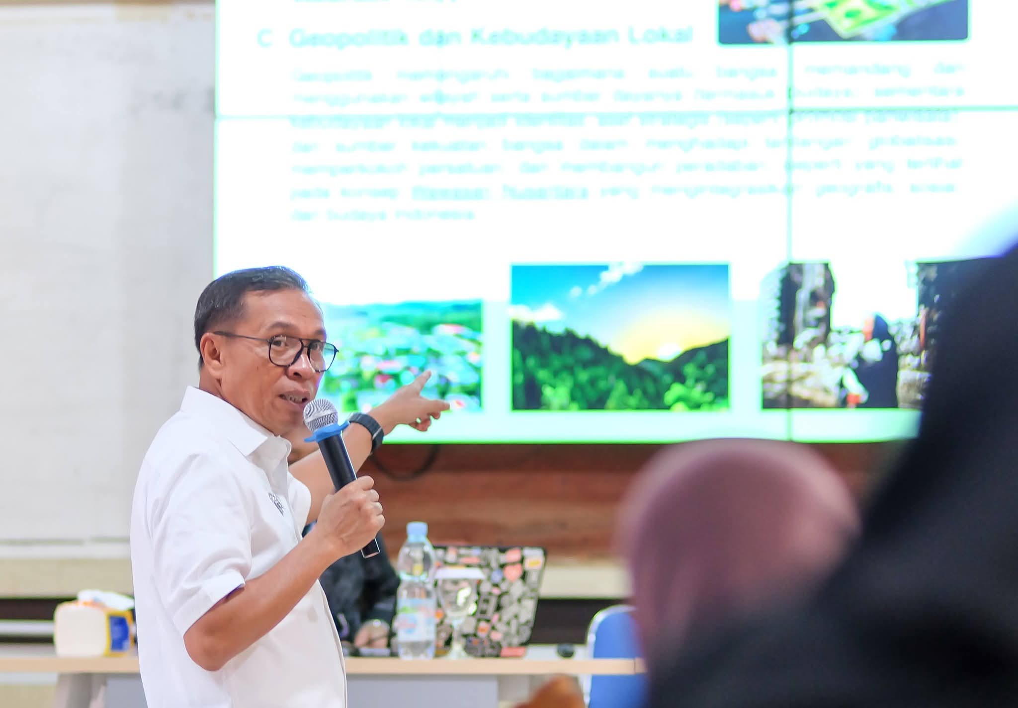 Bupati Ikram Sangadji Jadi Pembicara Kuliah Umum Geopolitik di FIB Unkhair