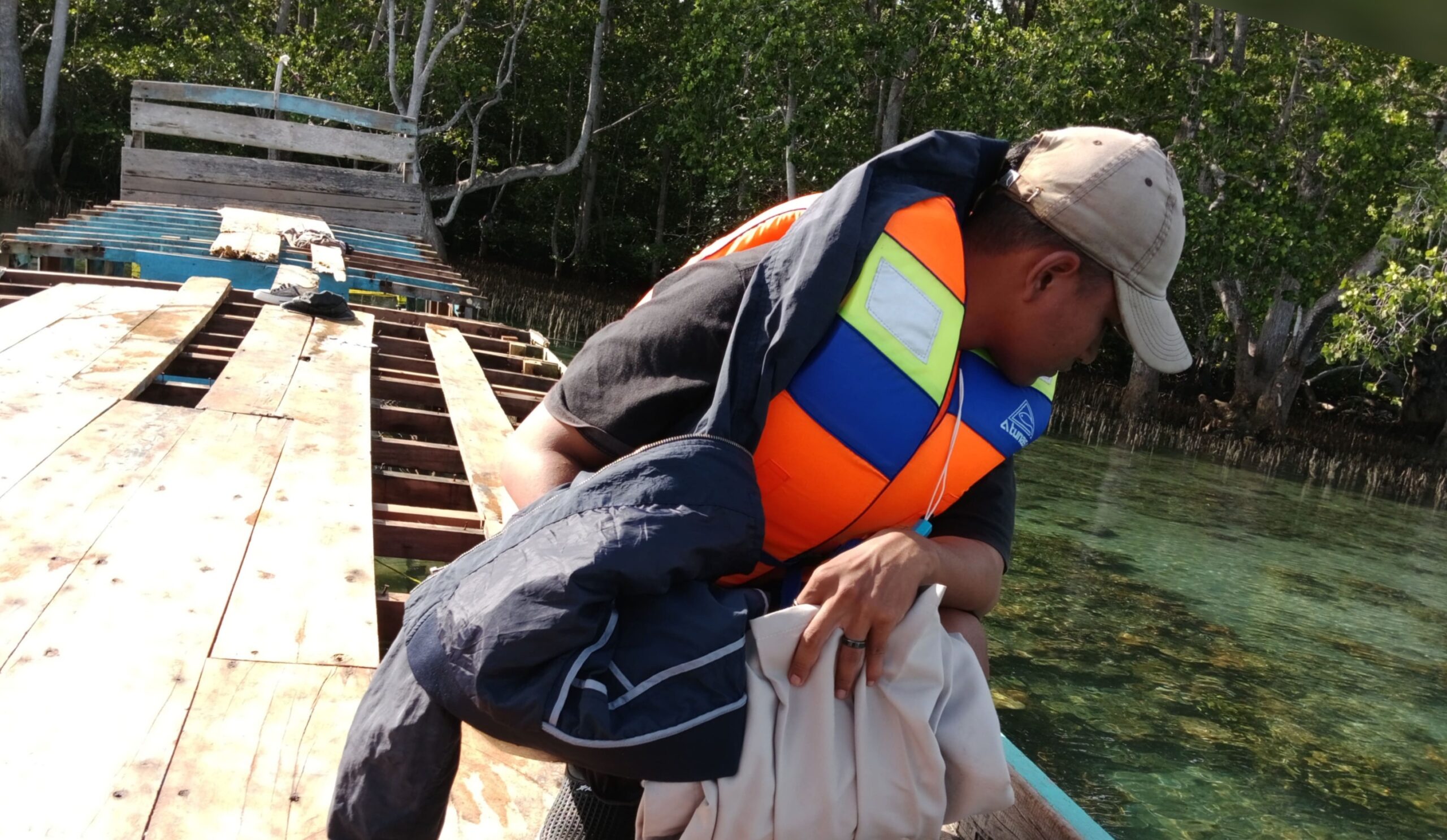 Hari Terakhir Pencarian Dosen Unkhair, Dua Anak Dr. Wildan Setia Menyisir Laut Bibinoi