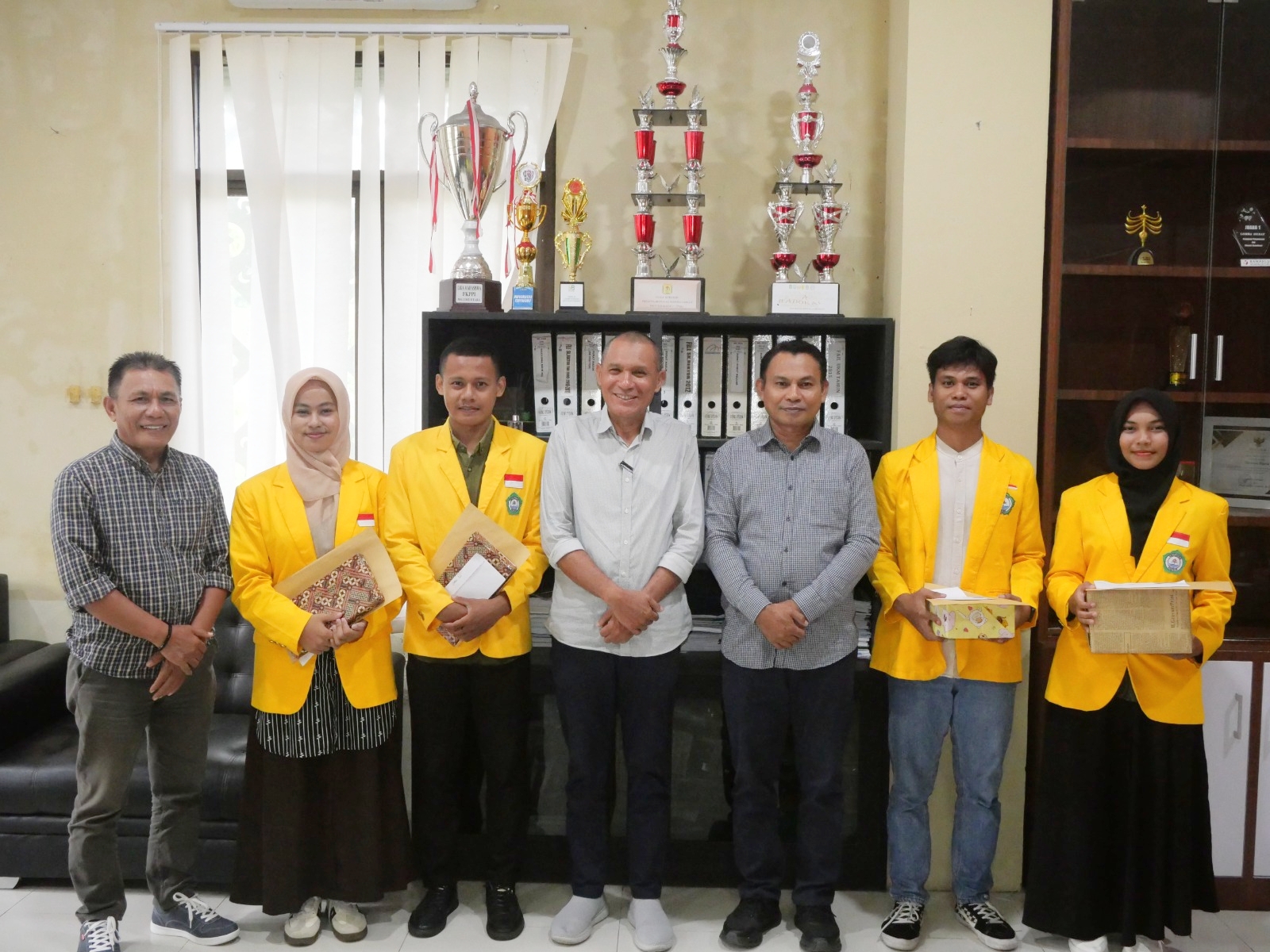 Rektor Unkhair Beri Hadiah Mahasiswa Peraih Emas dan Perak IMTQ Internasional di Makassar