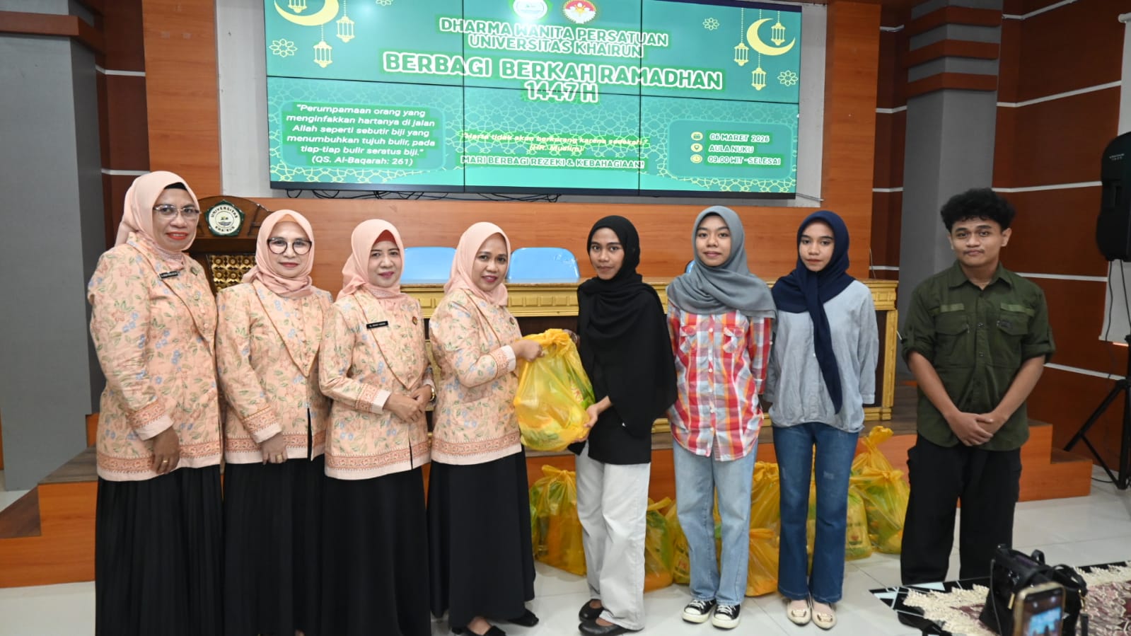 Melalui Program Berbagi Berkah Ramadan, DWP Unkhair Salurkan 109 Paket Sembako bagi Mahasiswa dan Keluarga