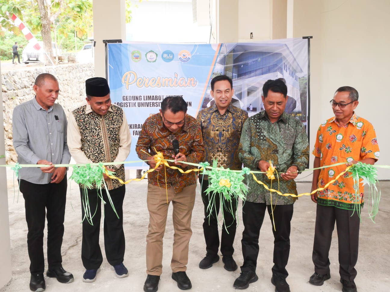 Ubaid Yakub Resmikan Gedung Logistik dan Parkiran FH Unkhair