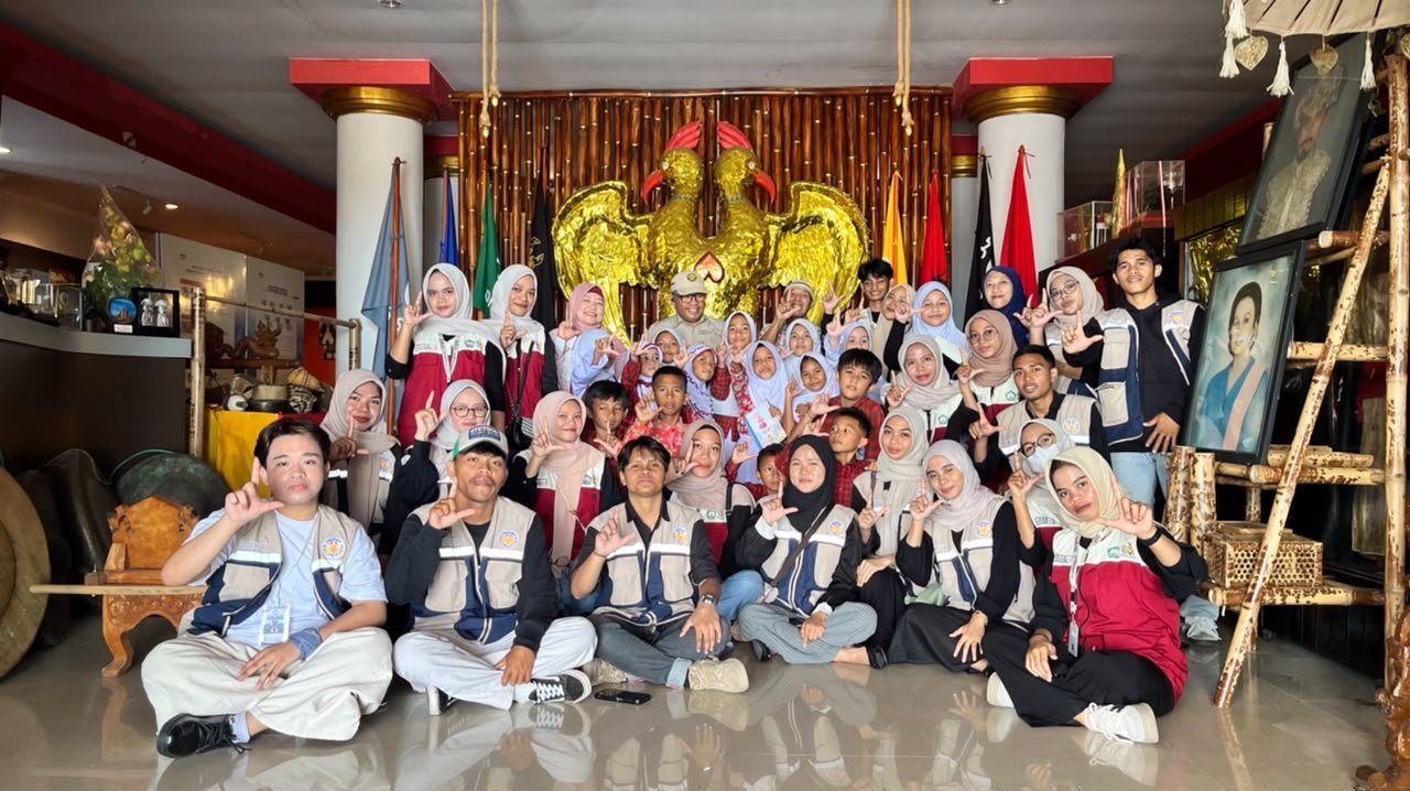 Peringati HAN, KKN Unkhair Ajak Siswa SD Kunjungan Literasi di Museum Kedaton Ternate