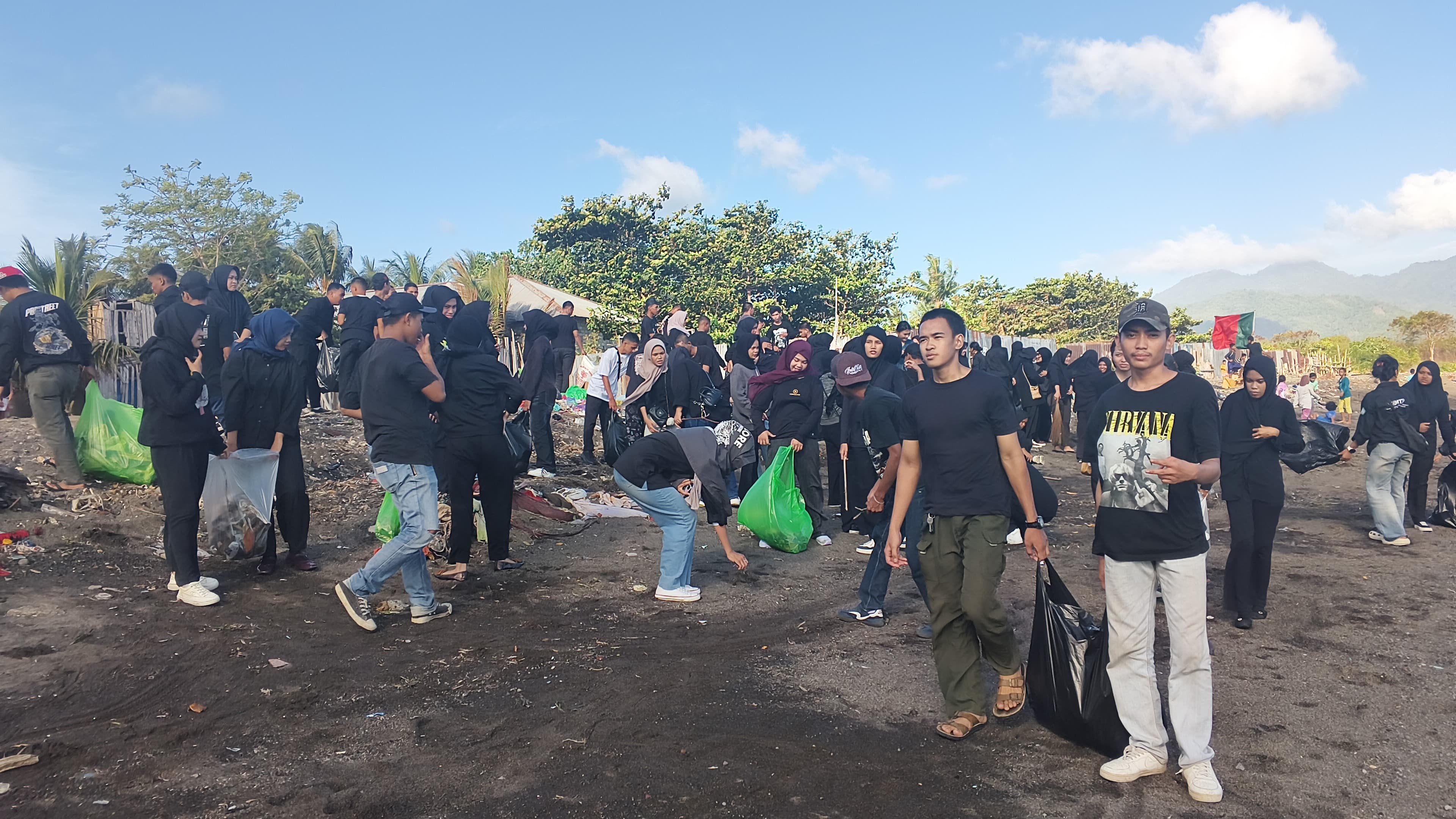 Maba Teknik Unkhair Turun ke Pantai Jambula, Pungut Sampah Jadi Aksi Nyata PKKMB 2026
