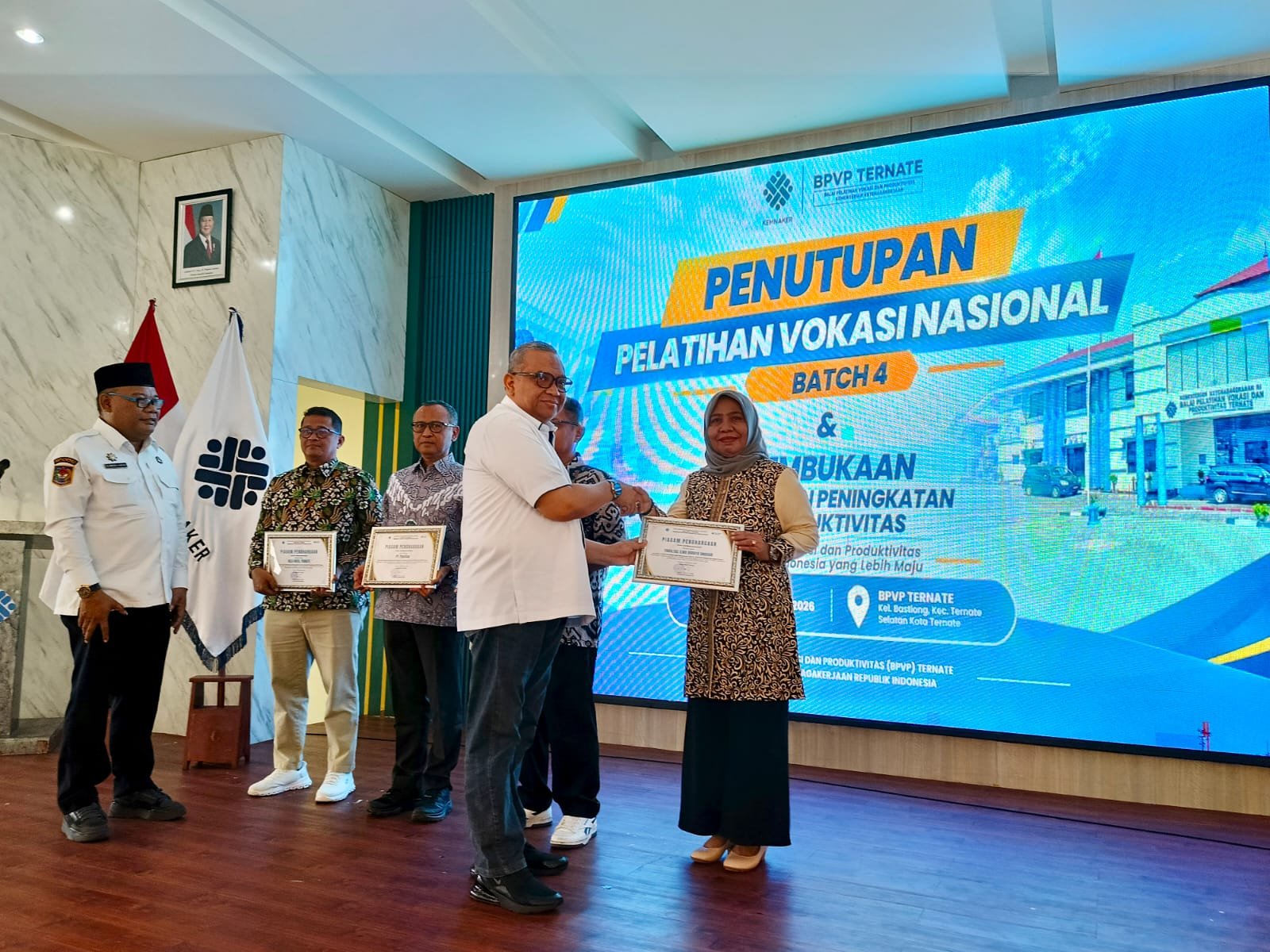 FIB Unkhair Raih Penghargaan dari Wamenaker sebagai Mitra Terbaik BPVP Ternate